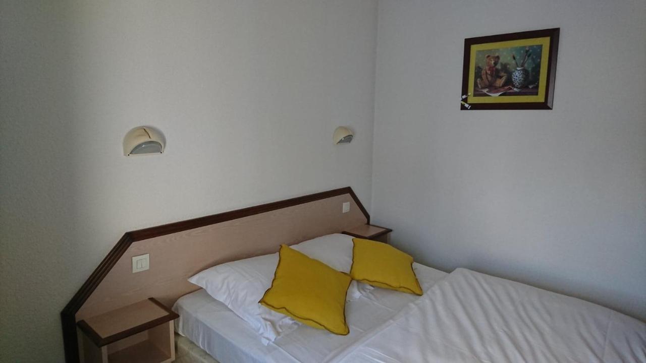 Hotel Les Deux Porches Verrieres  Экстерьер фото